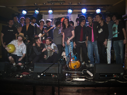 Foto de grupo del concierto de Autumn Comets y Atención Tsunami