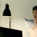 El personaje de brandon sullivan (Michael Fassbender) viendo pornografía en internet