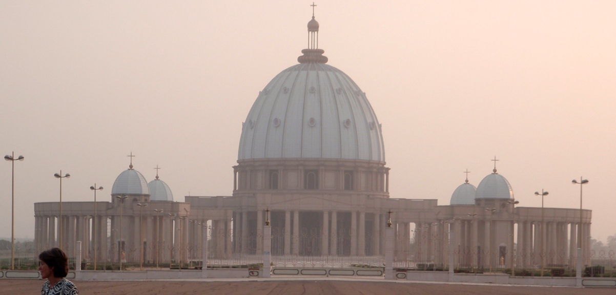 Gigantesca réplica del Vaticano en uno de los países más pobres de Africa: Costa de Marfil