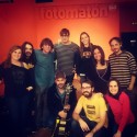 Vuelven las clases de guitarra grupales al Fotomatón Bar (Madrid).