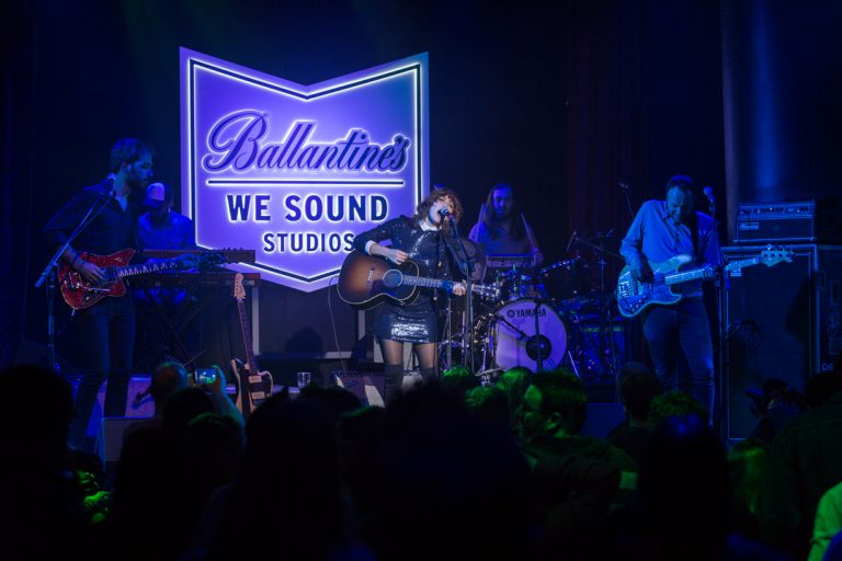 Anni B Sweet dentro de la presentación de Ballantine´s We Sound