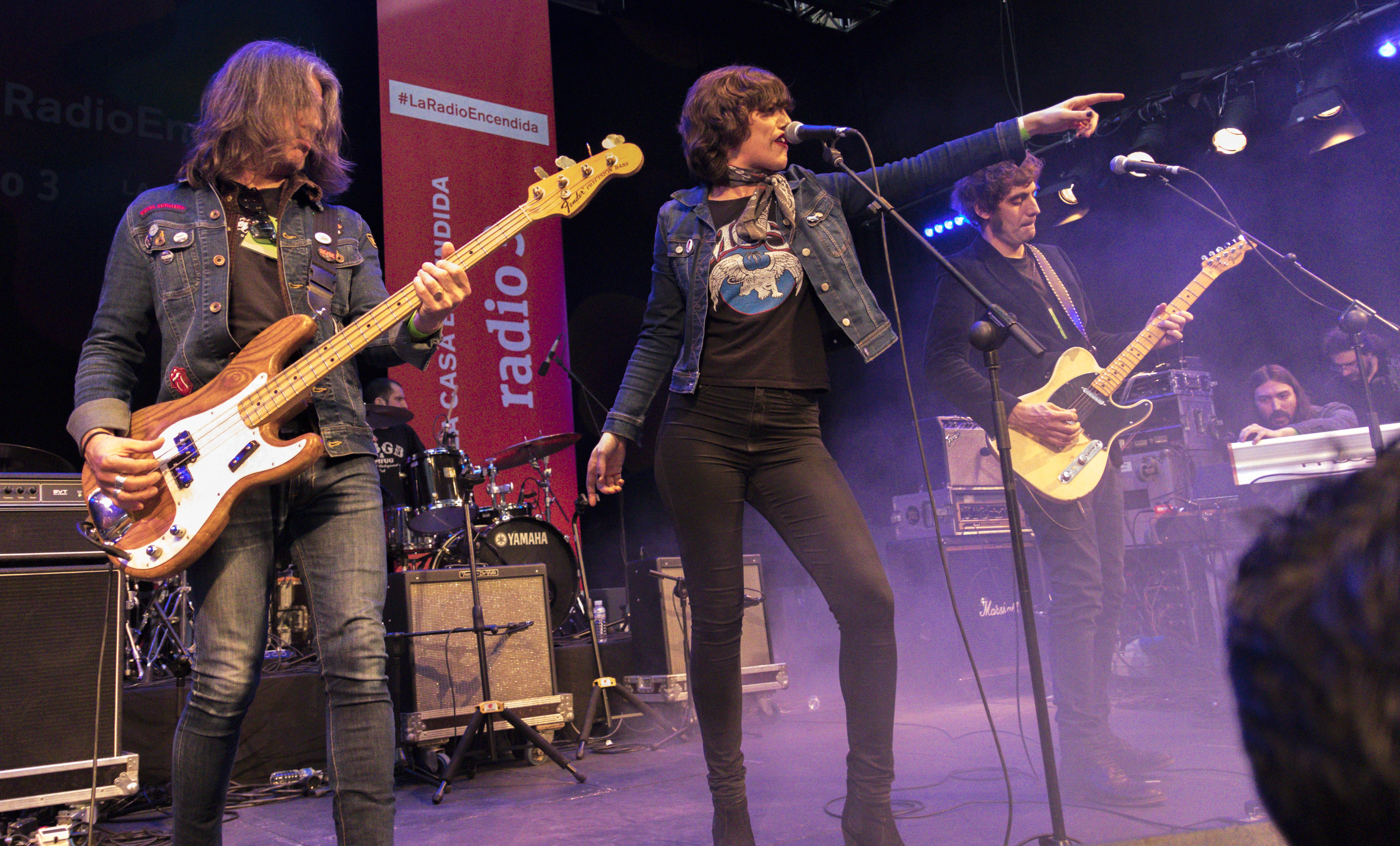Aurora an the betrayers en la fiesta La Radio Encendida.