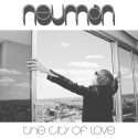 Neuman a piano y voz con un móvil en “The City of Love” rinde homenaje al amor en los balcones