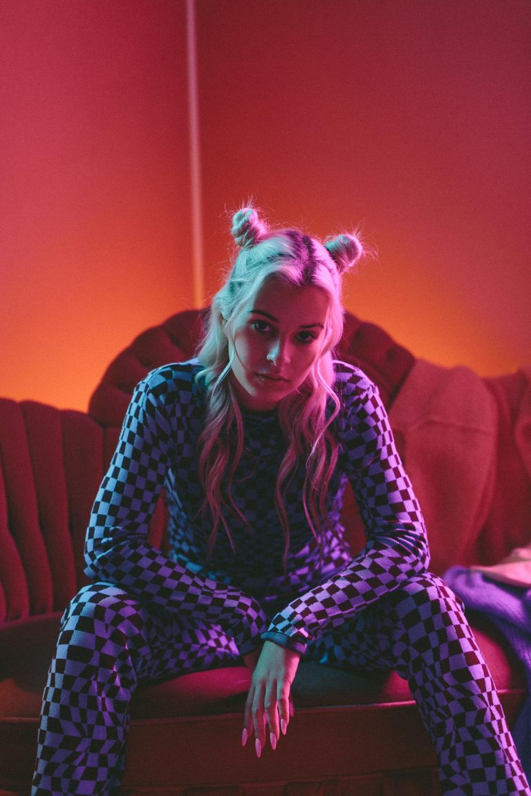 Dora presenta su nuevo single 'Stay'