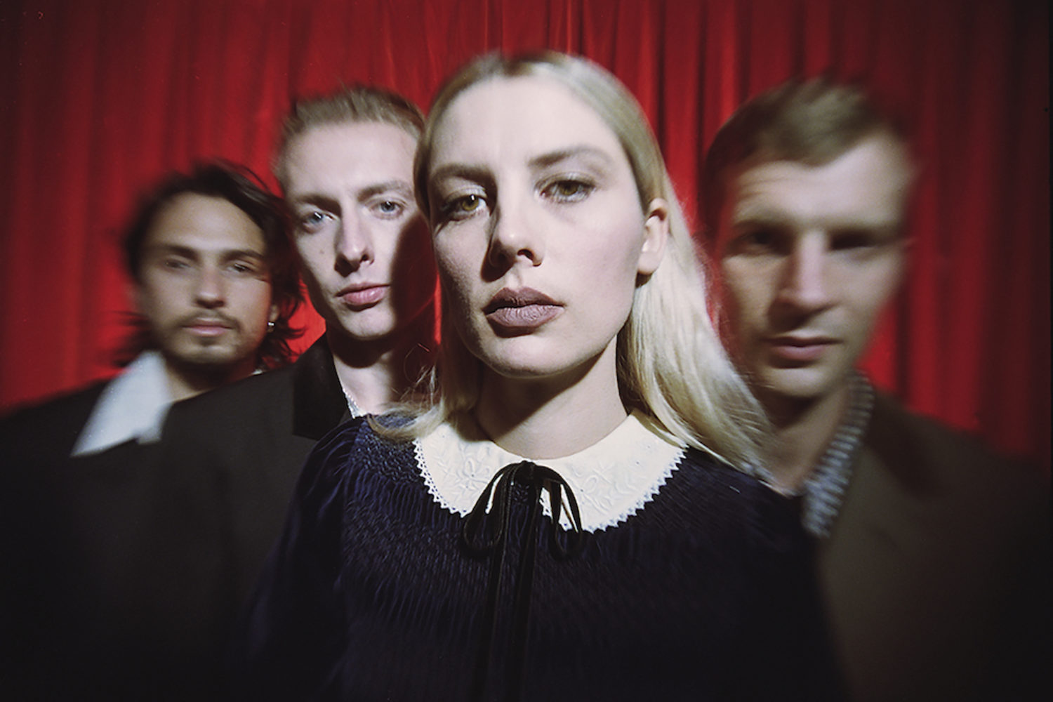 blue_weekend_wolf_Alice_smile