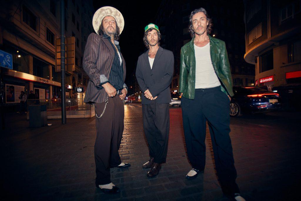 santero-muchachos-llamare-puerta